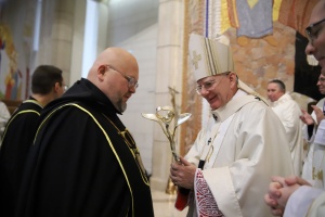arcybiskup jędraszewski odbiera nagrodę anioła życia